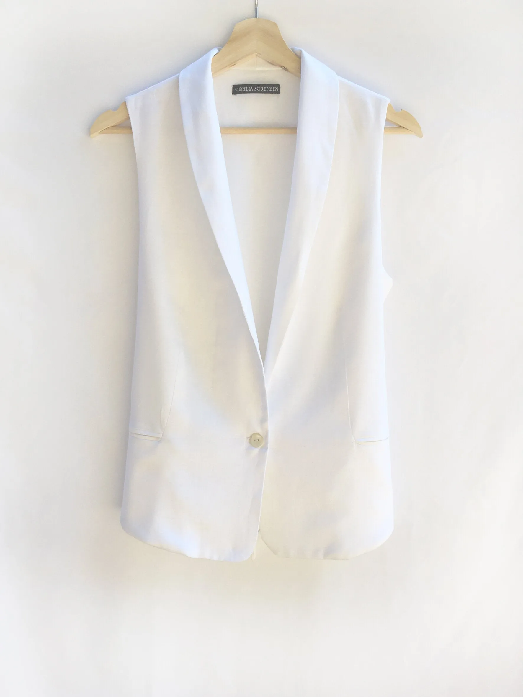 Acer Vest White